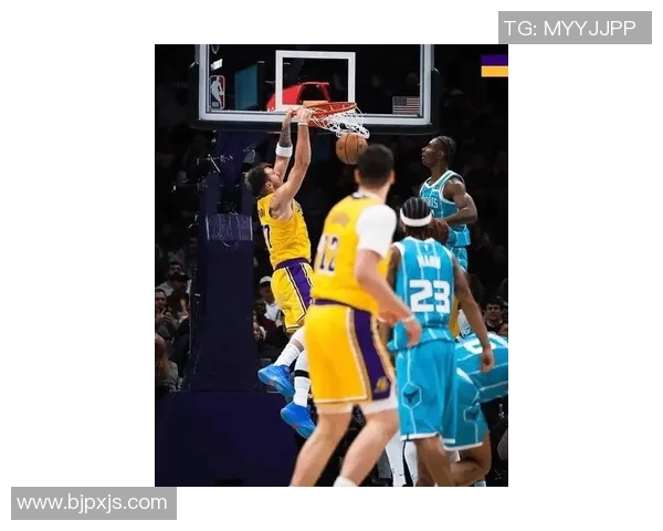 易建联在比赛中上演惊天隔扣安东尼引发全场欢呼震撼篮球界 易建联在比赛中上演惊天隔扣安东尼引发全场欢呼震撼篮球界