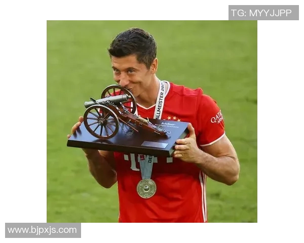 莱万回归老东家引发拜仁球迷愤怒声讨称其忘恩负义